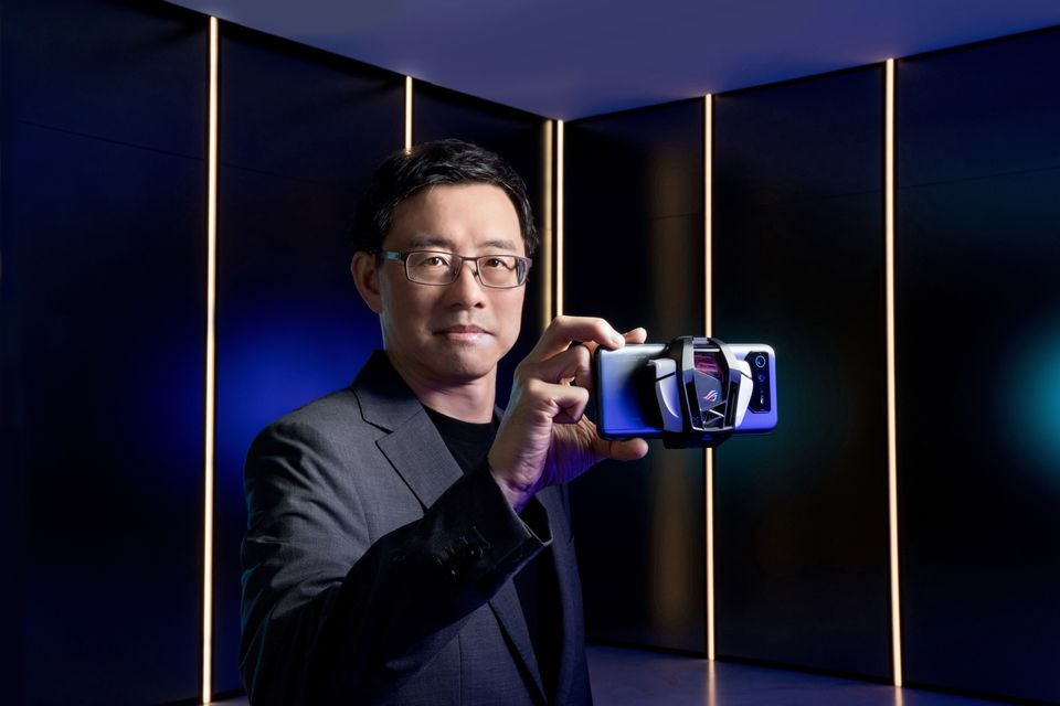 S.y. Hsu Presents the Rog Phone 6 D Ultimate and Aero Active Cooler 6 R